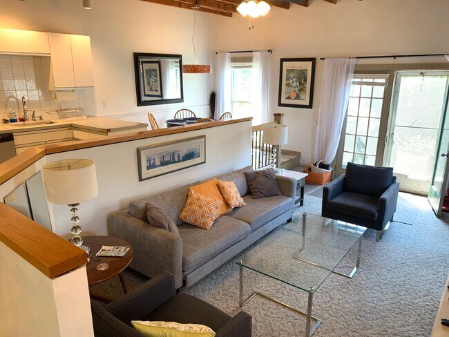 Building Photo - 45 Ayrault St