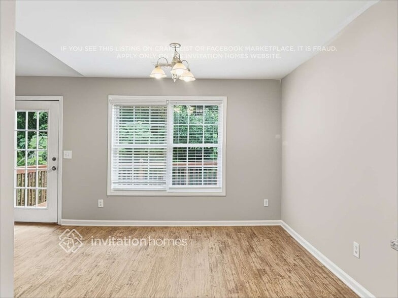 Building Photo - 4730 Camelot Dr