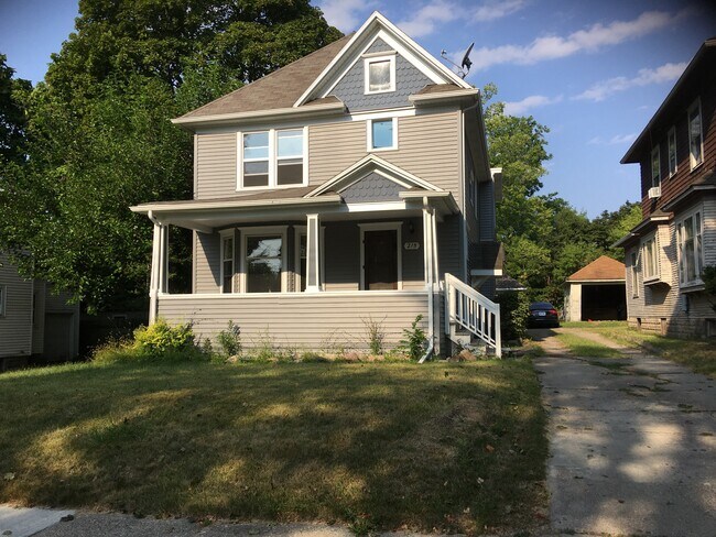 Streetfront - 215 Custer Ave