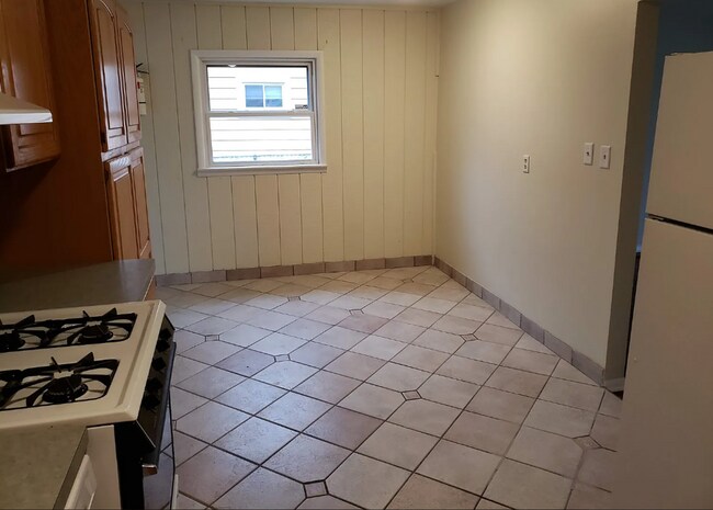 Building Photo - Three Bedroom for Rent!