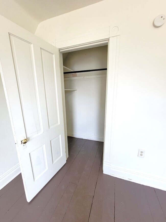 Building Photo - 633-633 1/2 Spring Street