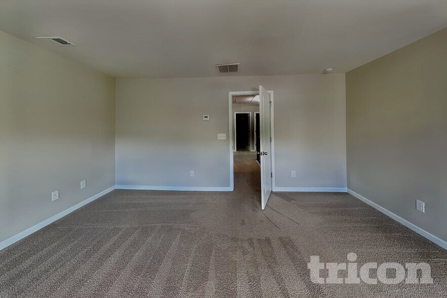 Building Photo - 216 Stillwood Dr