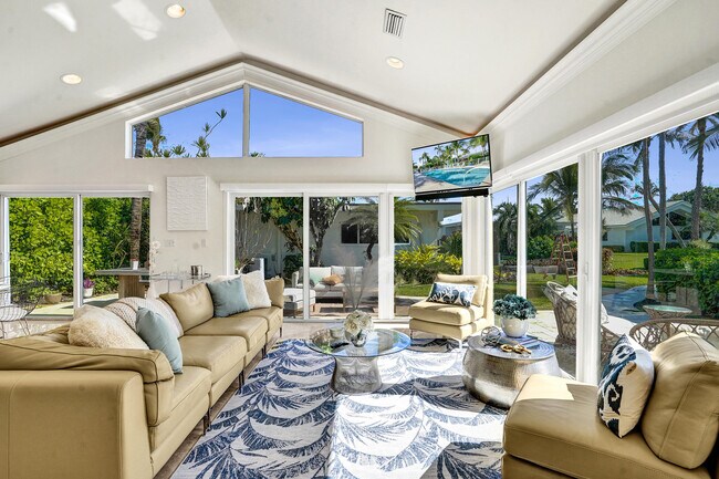 Building Photo - 1212 Hillsboro Mile