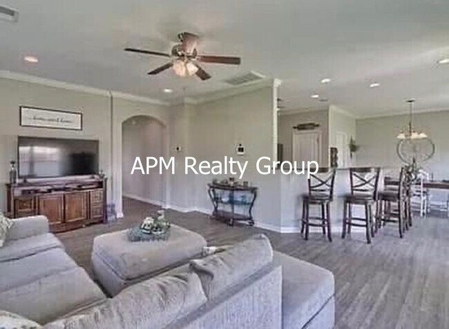 Building Photo - Desirable Chapin Living