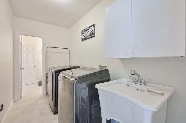 Building Photo - FULLY FURNISHED Grand Prairie 4 Bedroom Home