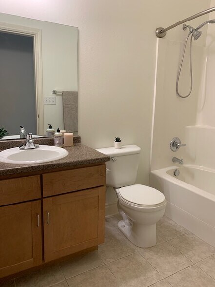 Main bathroom - 1991 Alder St