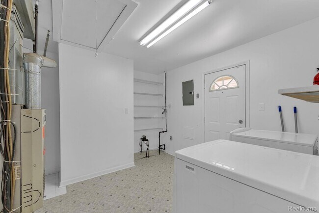 Building Photo - 25636 Norfolk St