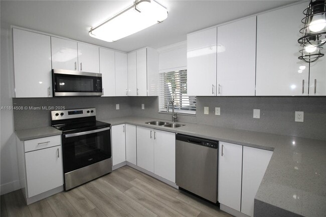 Building Photo - 15239 SW 134th Ct