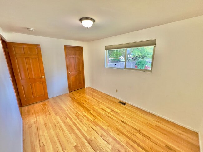 Building Photo - 2,510 Sq Ft | 5 Bedroom · 3 Bathroom – W/D, Terrace, Garage & Extra Space