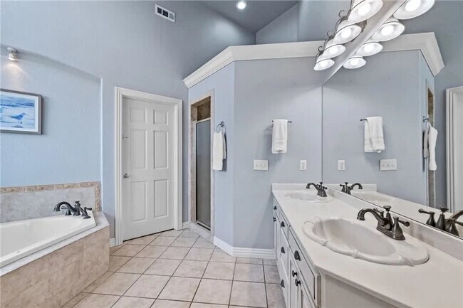 Building Photo - 38 Riviera Dr