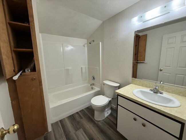 Building Photo - NE Bend 2bed/1.5bath Townhome Near St Charles with Garage