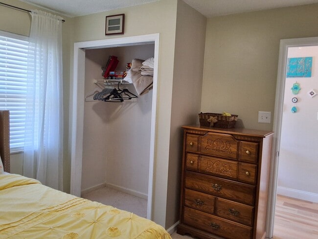 Building Photo - Knoxville 37912 - Short Term Lease with Utilities Included up to $200 per month -  2 bedroom, 2 b...