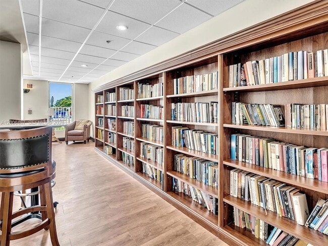 Building Photo - 9340 Lagoon Pl