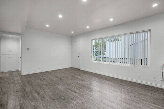 Building Photo - North of Sunset, Large 1 bed unit
