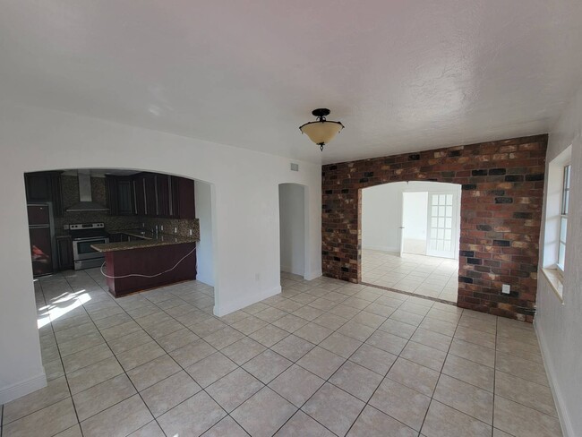 Building Photo - 655 SW 19th Rd