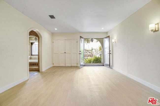 Building Photo - 209 N Doheny Dr