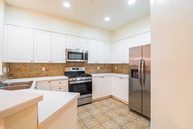 Building Photo - 16 Scarlet Woods Ct
