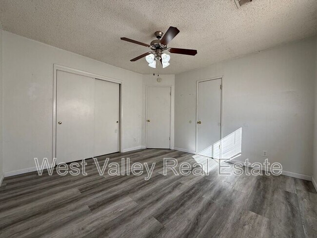 Building Photo - 205 W Ash St