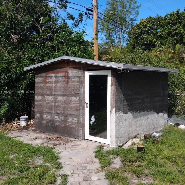 Building Photo - 1565 NE 48th St