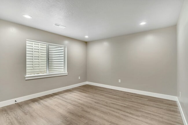Building Photo - 1316 W Quailhill Rd