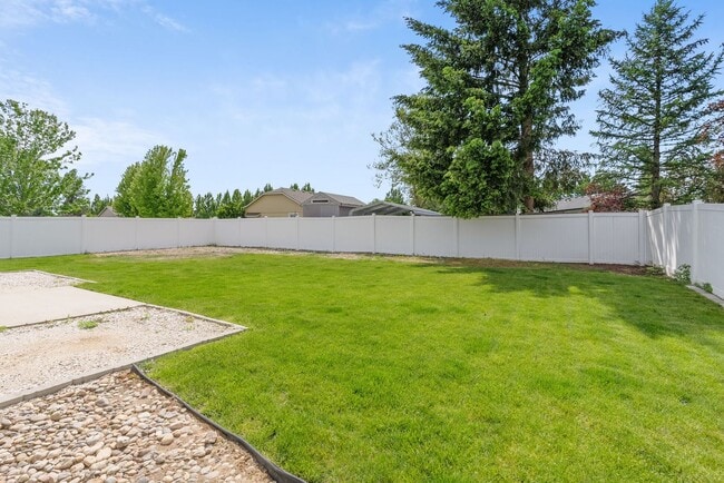 Building Photo - 3 Bedroom Home with a 3 Car Garage in Deer...