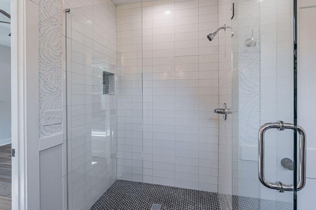 Building Photo - 370 Thrasher St NW