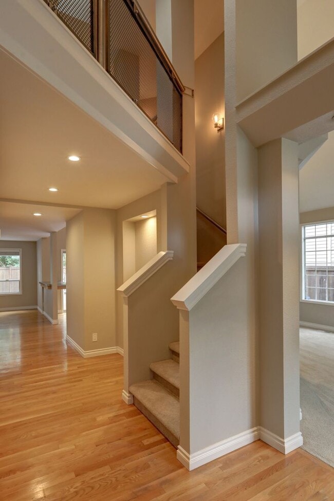 Building Photo - Beautifully Remodeled Home with Gourmet Kitchen & Fenced Yard in Klahanie
