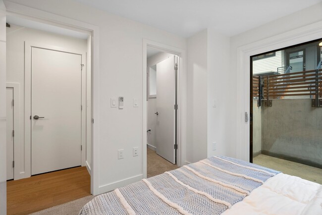Building Photo - Beautiful Eastlake Condo