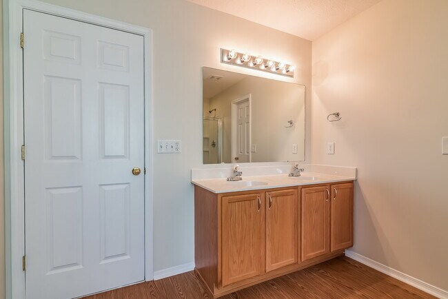 Building Photo - 5723 Roxbury Dr