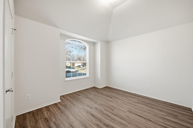 Building Photo - 518 Niagara Falls Dr