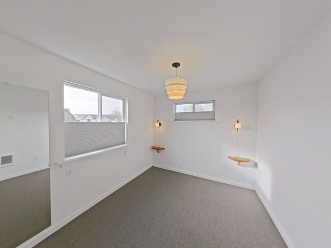 Building Photo - Lovely Remodeled 2 Bedroom Home in the hea...