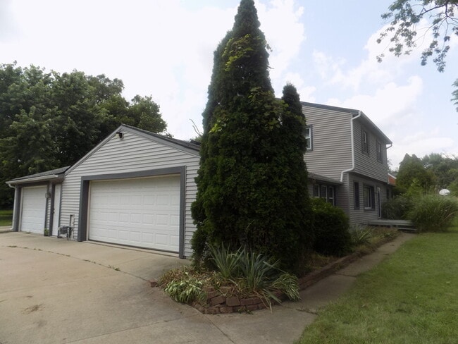 Building Photo - Nice Updated 4 bedroom house with first floor primary bedroom/Bathroom