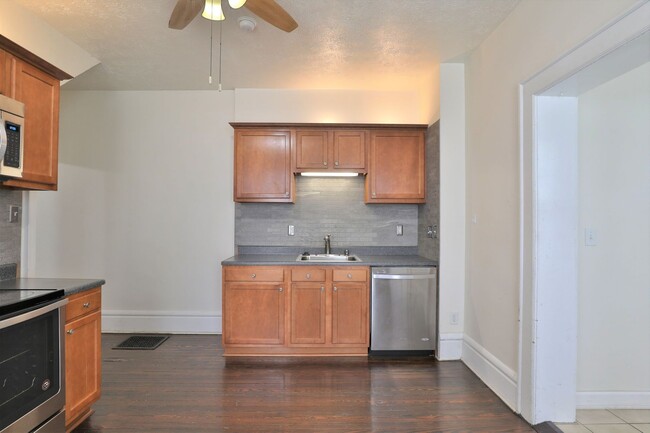 Building Photo - 3 Bedroom , 2 Bath Newly Renovated Townhouse - Right off of High St - FREE Washer / Dryer and Off...