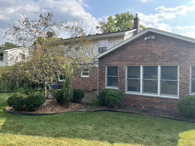 Building Photo - 2240 Delaware Dr