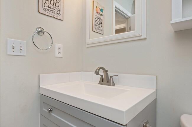 Building Photo - 615 St Martin Cove