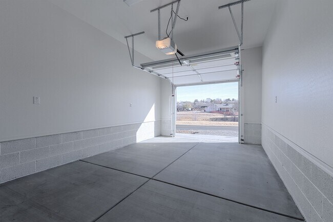 Building Photo - 9060 E Lakeshore Dr