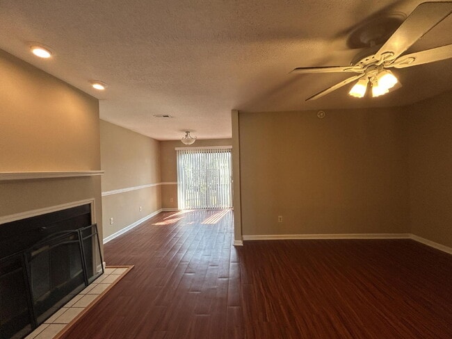 Building Photo - 2 Bed / 2.5 Bath Townhome in Willow Run