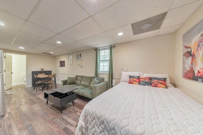 Building Photo - 1502 Rockcrest Way