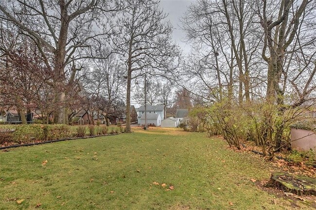 Building Photo - 1567 W Riverview Ave