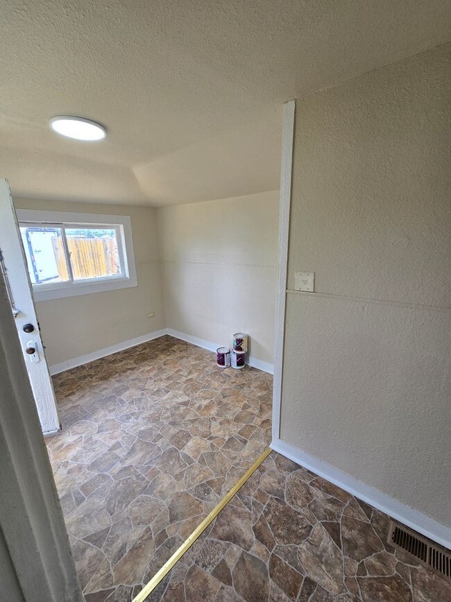 Building Photo - 3 Bedroom house