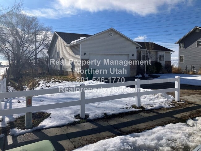 Building Photo - 6 Bed 3.5 Bath Rambler Home in Layton Available!