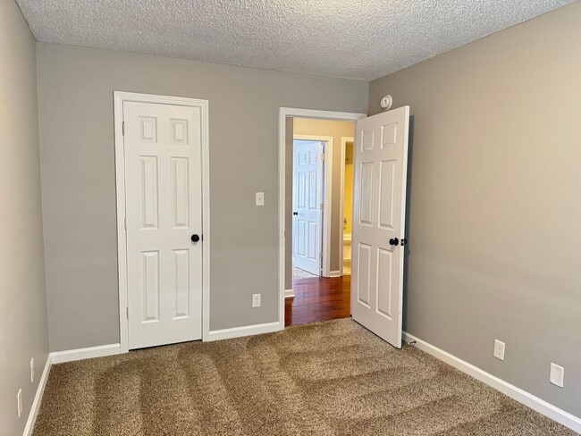 Building Photo - Awesome Ranch near Exit 1! 3bed/2bath with...