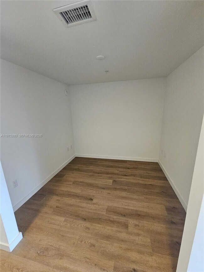 Building Photo - 1650 NE 124th St