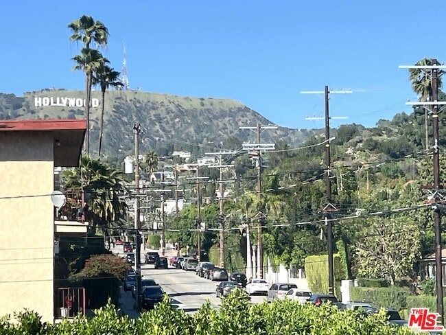 Building Photo - 2401 Beachwood Dr