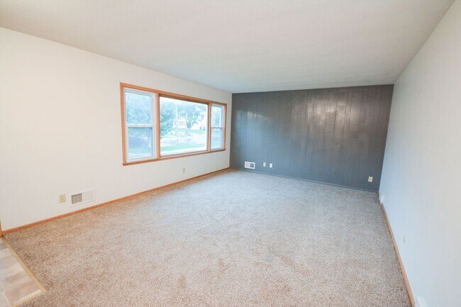 Building Photo - 619 2nd St NW