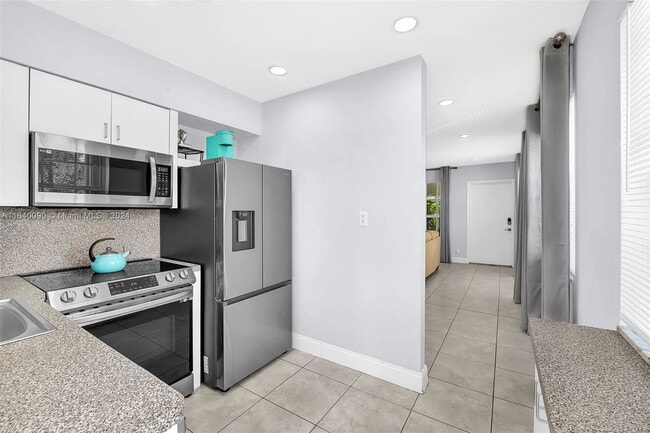 Building Photo - 2160 NE 56th St