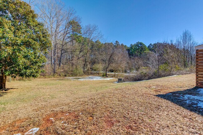 Building Photo - Fully Furnished Modern 3 bedroom Home!