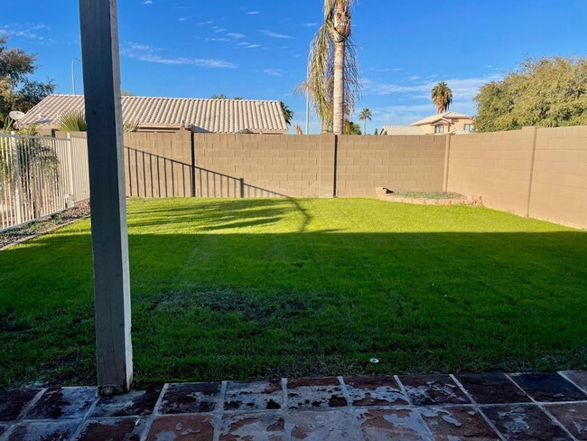 Building Photo - 2422 E Remington Pl