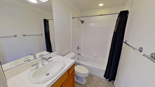 Building Photo - Spacious 2-bedroom/2.5-bathroom Townhouse- In the heart of the Funk Zone