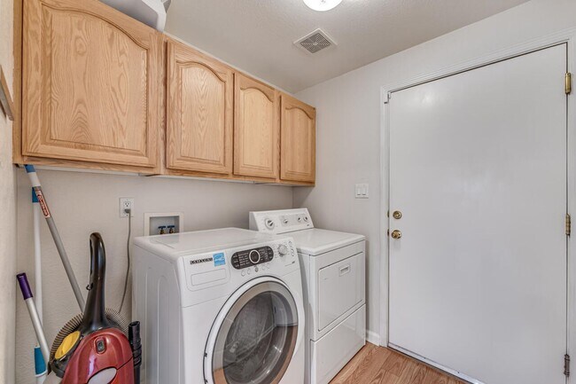 Building Photo - FULLY FURNISHED Sparks home with all utilities included and flexible lease options